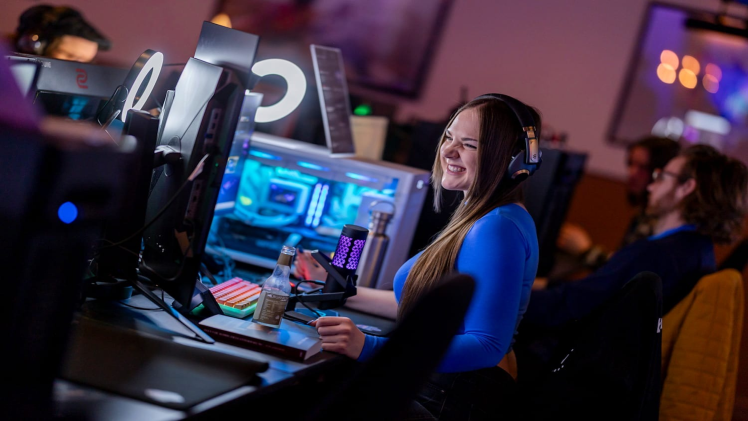 How to Stream Your Online Gaming Sessions: A Beginner’s Guide to Broadcasting Glory